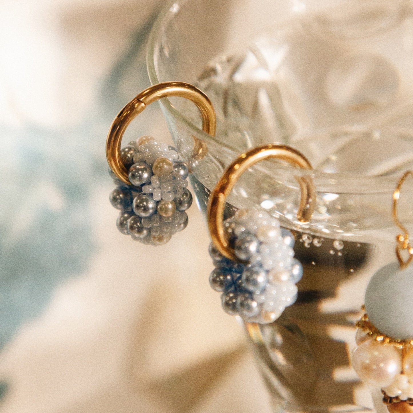 Rolling Earrings 環圈耳飾－珍珠浮空藍