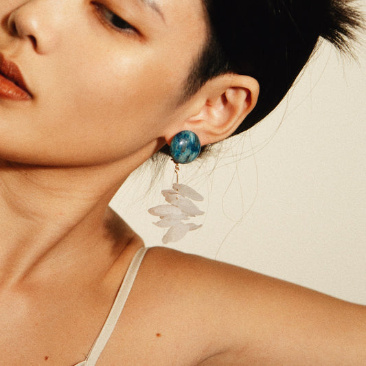 Blooming Tides Blue S 小穗生浪花耳飾－藍瑪瑙