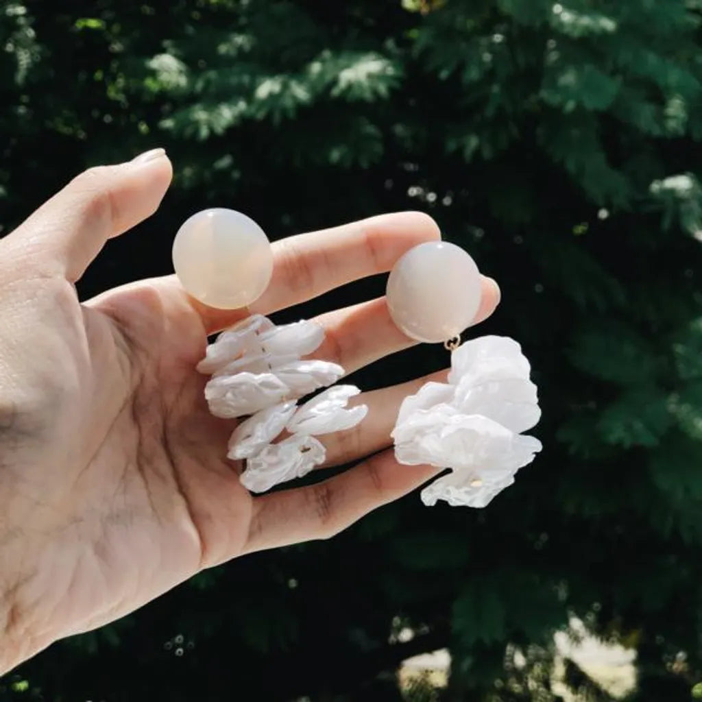 Blooming Tides S 小穗生浪花耳飾 - 白玉與珠光小花瓣