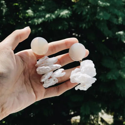 Blooming Tides S 小穗生浪花耳飾 - 白玉與珠光小花瓣