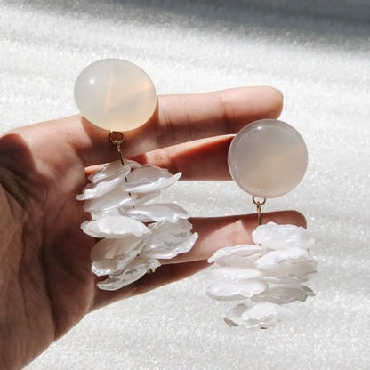 Blooming Tides S 小穗生浪花耳飾 - 白玉與珠光小花瓣