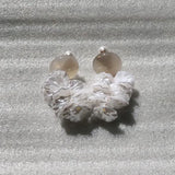 Blooming Tides S 小穗生浪花耳飾 - 白玉與珠光小花瓣