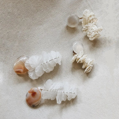 Blooming Tides S 小穗生浪花耳飾 - 白玉與珠光小花瓣