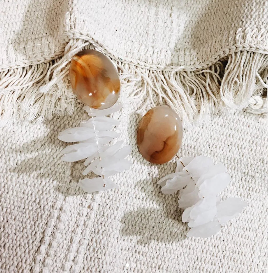 Blooming Tides 大穗生浪花耳飾 - 縞瑪瑙與霧白花瓣