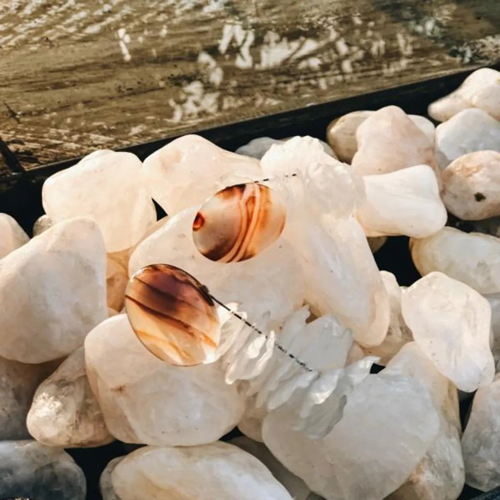 Blooming Tides 大穗生浪花耳飾 - 縞瑪瑙與霧白花瓣