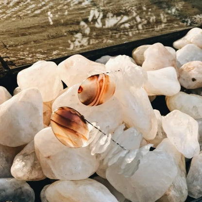 Blooming Tides 大穗生浪花耳飾 - 縞瑪瑙與霧白花瓣