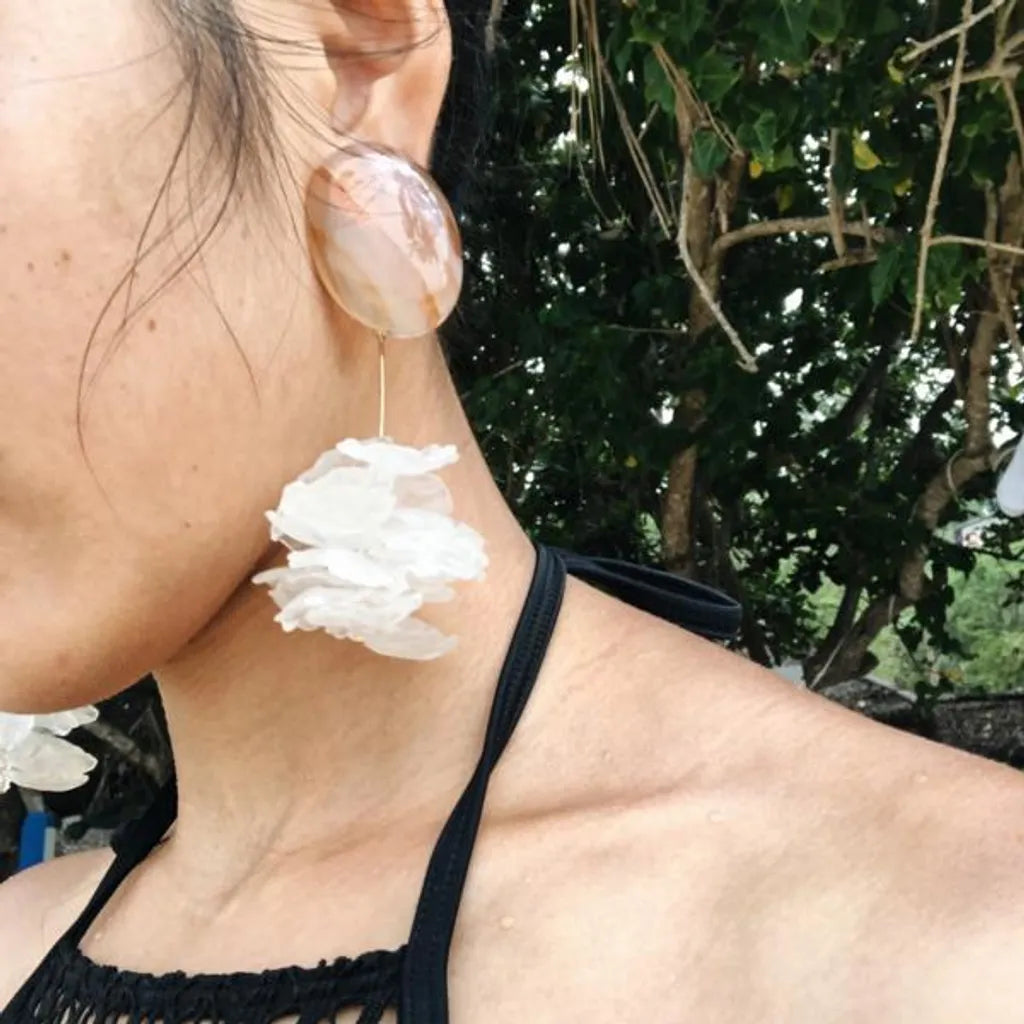 Blooming Tides 大穗生浪花耳飾 - 縞瑪瑙與霧白花瓣