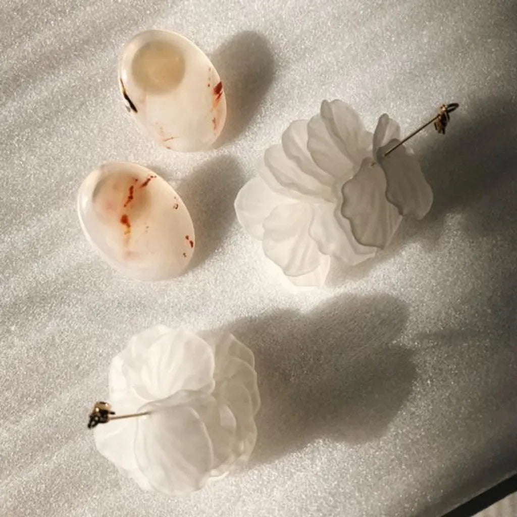 Blooming Tides 大穗生浪花耳飾 - 縞瑪瑙與霧白花瓣