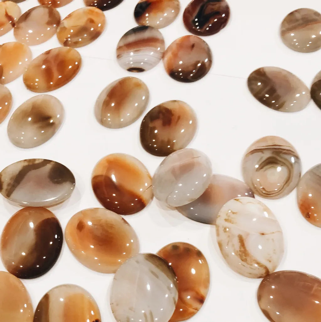 Blooming Tides 大穗生浪花耳飾 - 縞瑪瑙與霧白花瓣